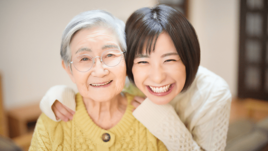 笑顔の老女と若い女性