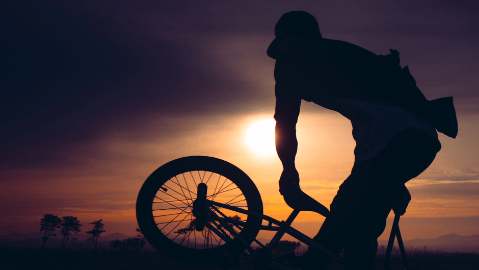 自転車に乗る男性