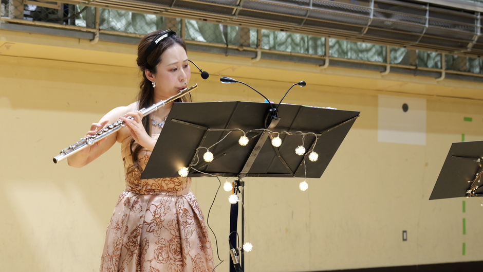 フルートを演奏する佐藤香澄(さとう かすみ)さん