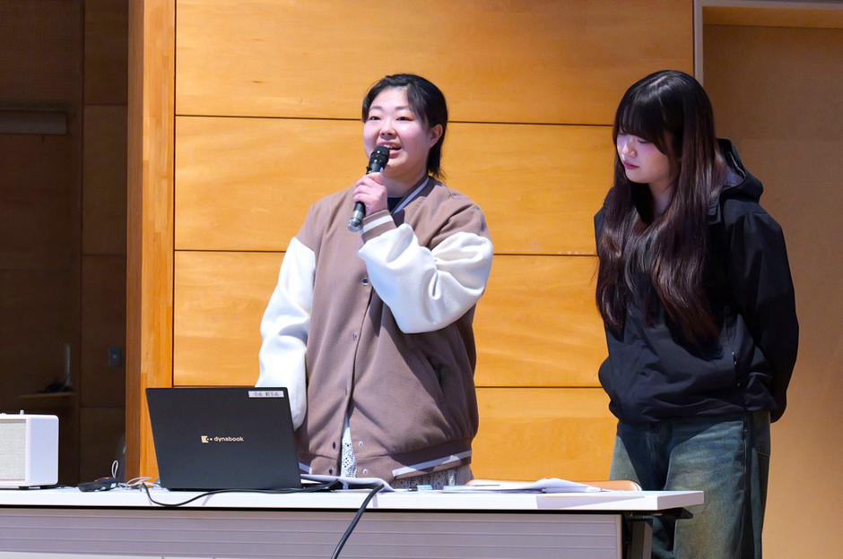 発表をするデザイン学部3年の佐井綾花さん(左)と看護学部3年の古澤梨緒さん(右)