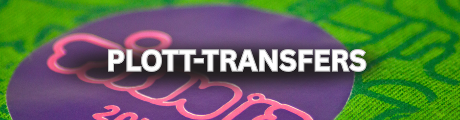 Nahaufnahme eines Plott-Transfers auf grünem Stoff mit violettem Kreis und rosafarbener Schrift, mit der Überschrift "Plott-Transfers".