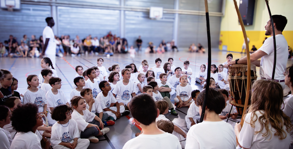 Groupe d’enfants participant à un cours de capoeira à Toulouse avec l’école Quilombo Capoeira Toulouse.