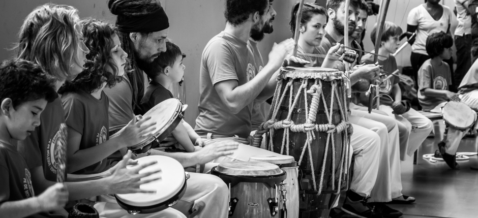 Cours de capoeira pour adultes à Toulouse avec apprentissage du berimbau, du pandeiro et des chants traditionnels. École Quilombo Capoeira Toulouse