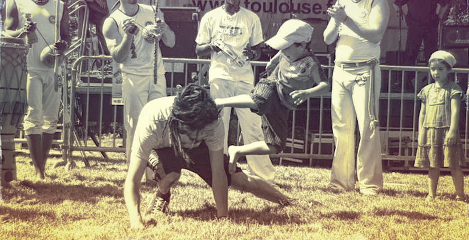 Capoeira à Toulouse : adultes et enfants découvrent les mouvements, la musique et la culture afro-brésilienne. Cours Capoeira Toulouse, École Quilombo Capoeira Toulouse.