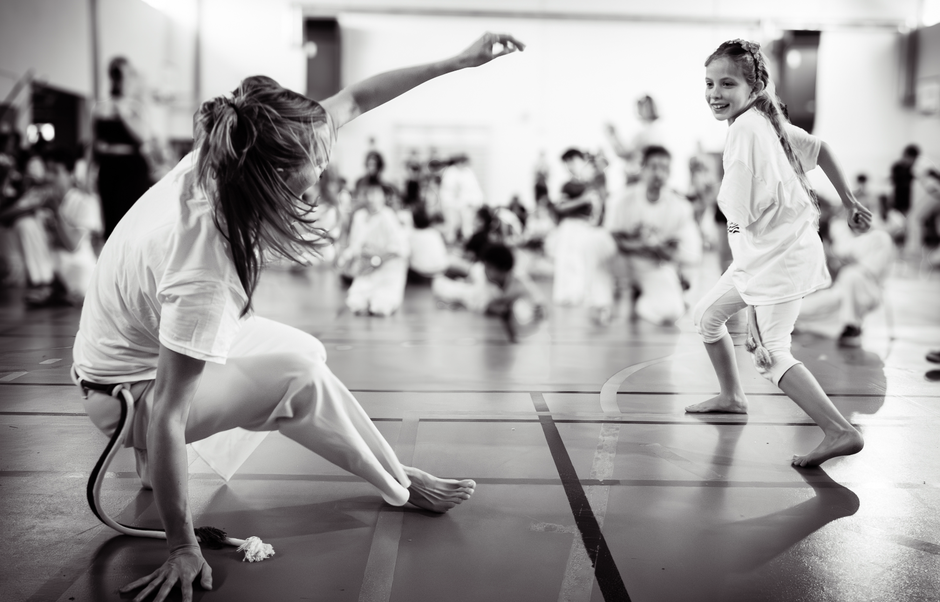 École de capoeira à Toulouse réunissant enfants et adultes autour de la pratique, de la musique et des traditions afro-brésiliennes. École Quilombo Capoeira Toulouse