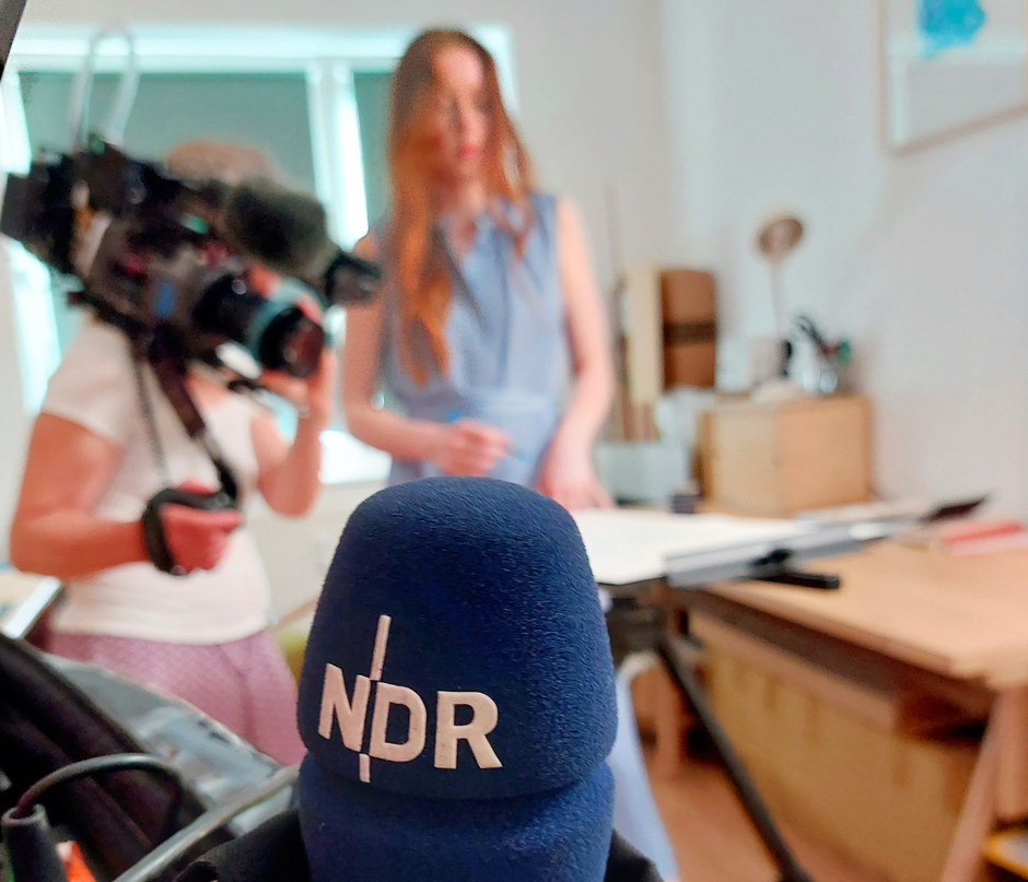 Künstlerin Anne Pflug wird beim Malen im Atelier vom Norddeutschen Rundfunk gefilmt 