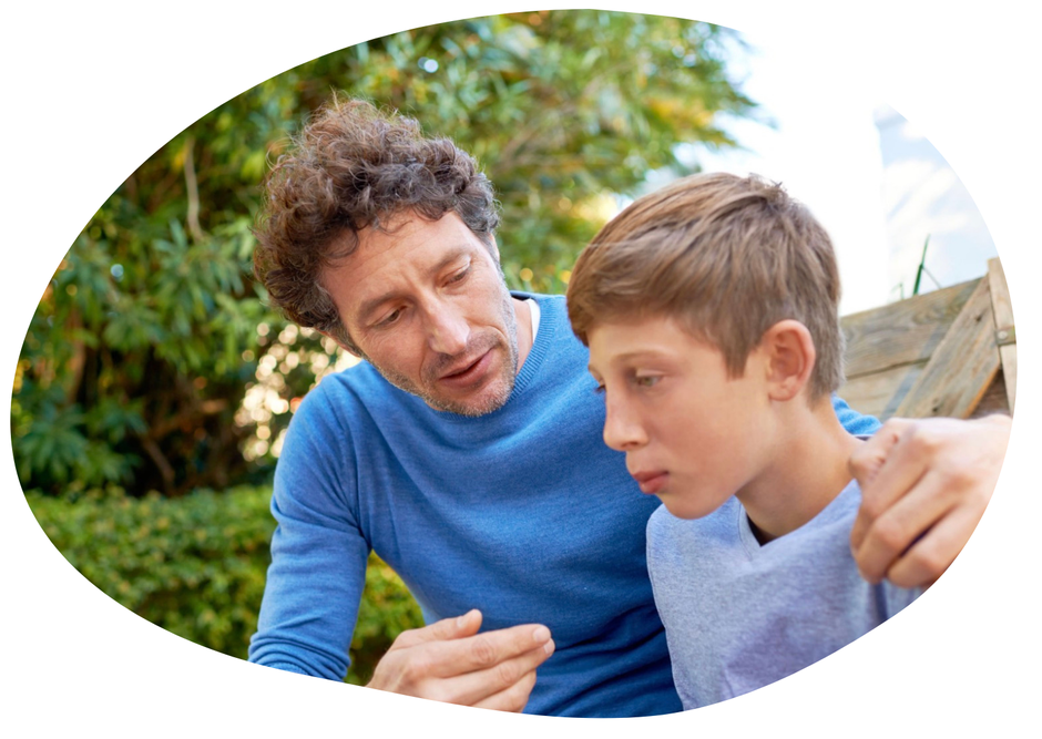 Vater und Sohn sprechen offen miteinander und stärken ihre Beziehung