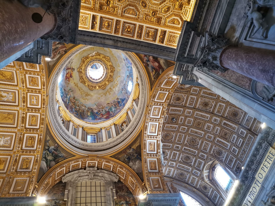 Lichterfüllte Kuppel im Petersdom