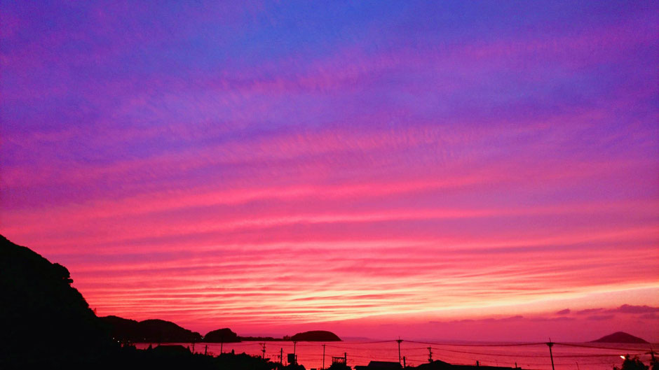 神秘的 福岡県糸島市の夕日神社 海が見える丘の夕焼け絶景 鎮懐石八幡宮