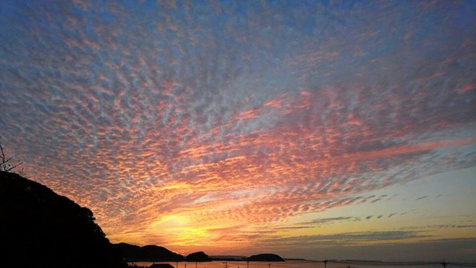 うろこ雲の夕日