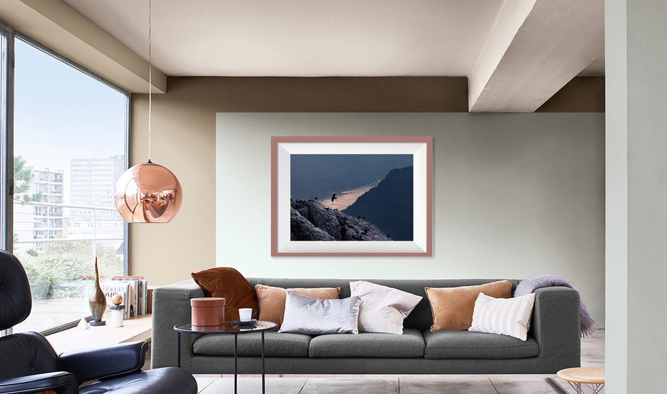 Foto di salotto con stampa fine art del Lago di Como e corvo che vola visti dalla Grigna