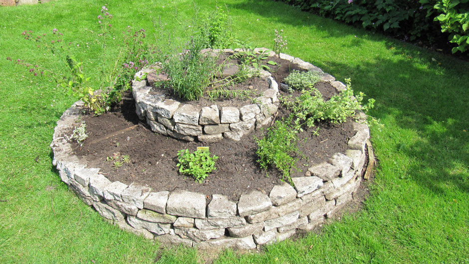 Kräuterspirale Trockenmauer Kräuter