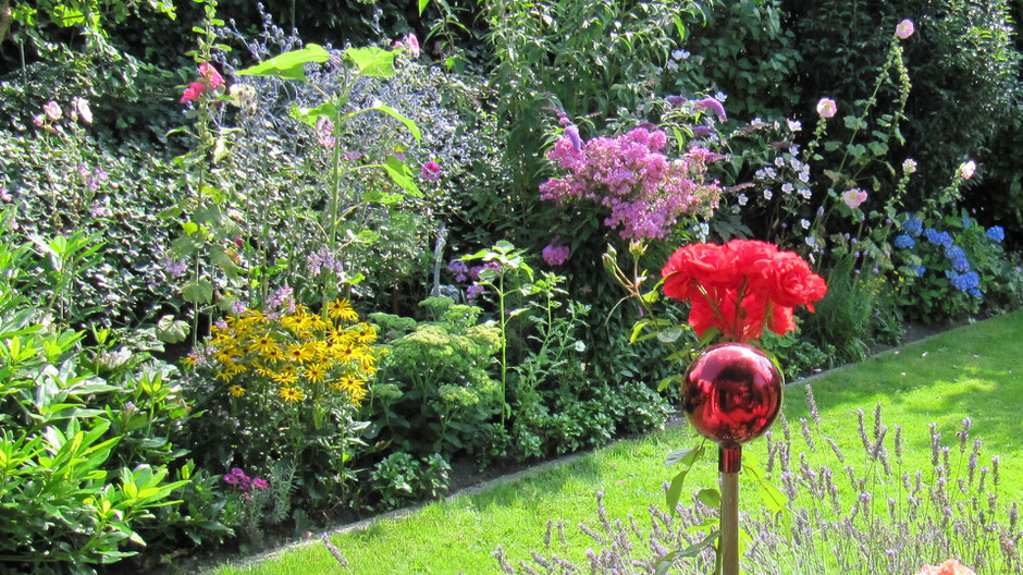 Ein ruhiges Gartenbild machen wenige Staudenarten aus, die wiederholt gepflanzt werden