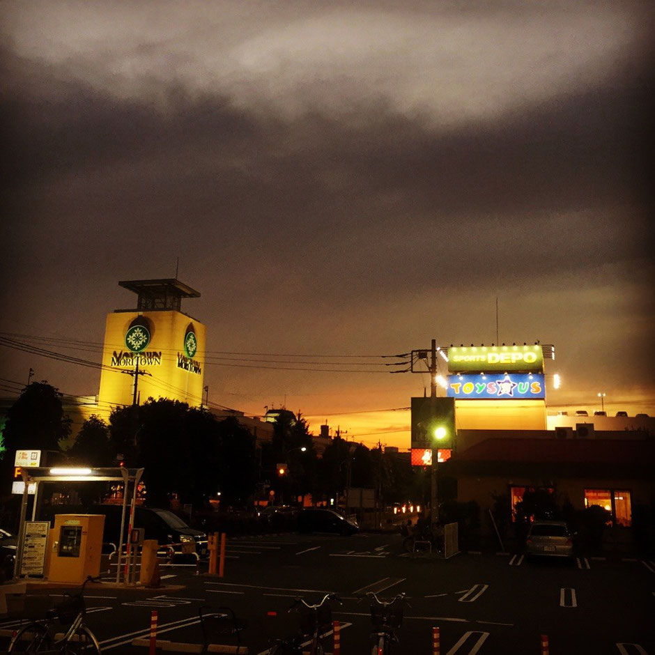 Sunset time at Moritown Tokyo Akishima shopping mall tourist spot TAMA Tourism Promotion - Visit Tama　モリタウンとサンセット　東京都昭島市　買い物　ショッピングモール　観光スポット　多摩観光振興会