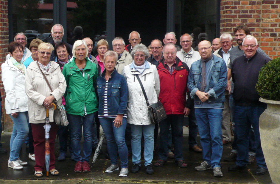 Die Gruppe vor der Brennerei - Foto: Theo Sander