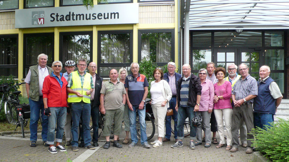 Gruppenbild vor dem Stadtmuseum - Foto: Theo Sander