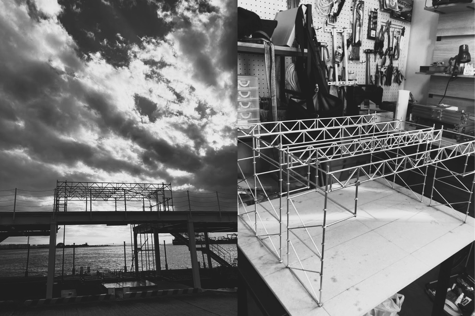 空の下にそびえる建設現場の本物の足場と、その機能美を緻密に再現した足場模型製作所　八蔵　の足場模型。実物と情景作品が共鳴するモノクロカット