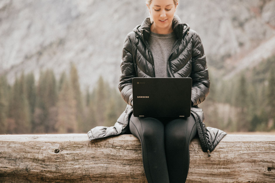 jeune femme recherche sur google un vélo