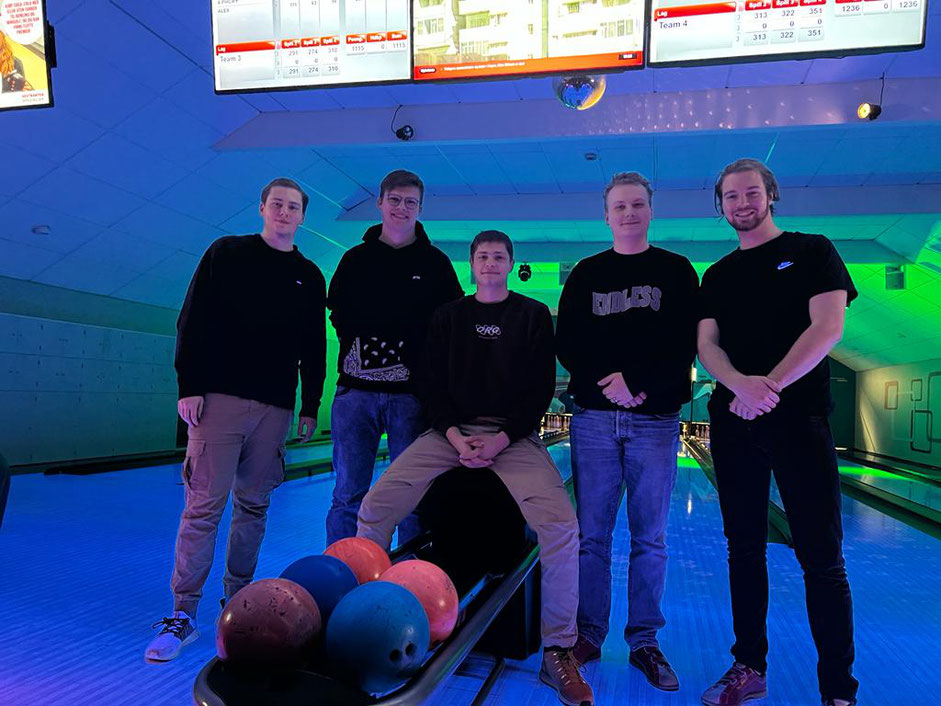 Jonas, Philipp, Geburtstagskind Alexander, Moritz und Jonatan (v.l.) beim Bowlen