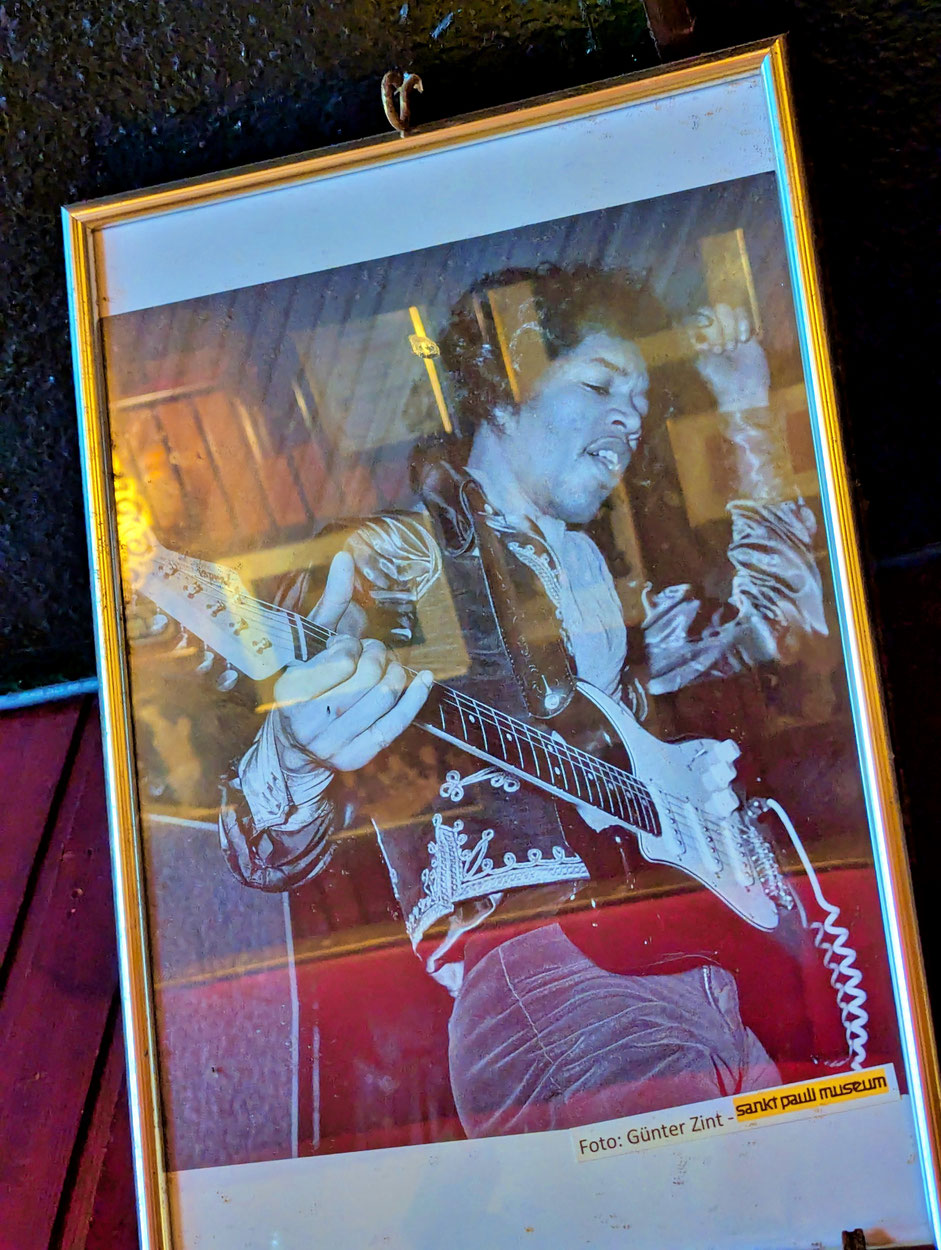 Kiez-Kapitän Touren auf der Reeperbahn – Beatles-Touren und Stadtführungen durch St. Pauli und Hamburg. Die Kiez-kapitän Reeperbahn & Beatles Kieztour.