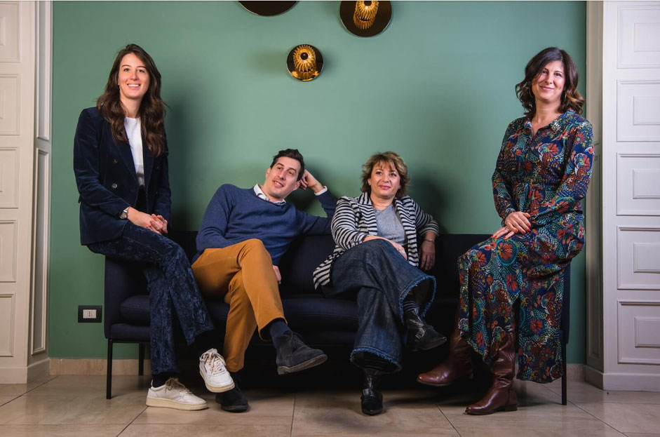 i tre fondatori su un divano con amica property di Milano