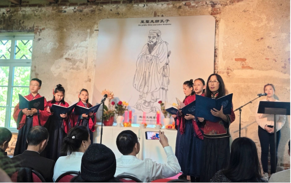 CDKB AKADEMIE Frau Wang und die Schüler rezitierten in der traditionellen chinesischen Lesemethode „Yin Song“ das über 3000 Jahre alte Gedicht „Qiyu“ aus dem Klassiker „Buch der Lieder“