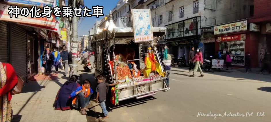 神の化身である奇形の牛を乗せた車