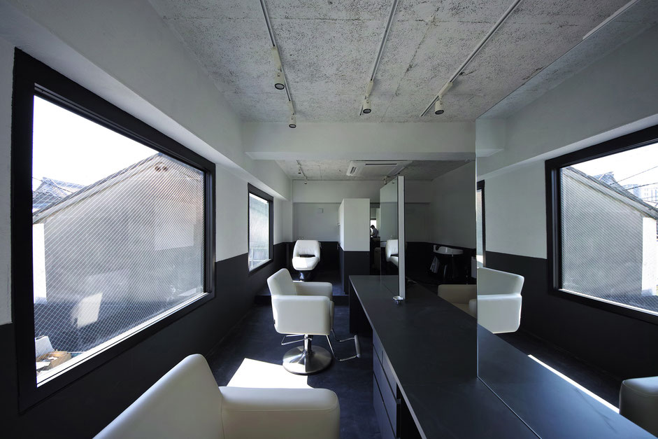 角建築研究室(代表 角大輔 Daisuke Sumi)による福岡県久留米市の美容室リノベーション。INHERITのカットスペースの写真。
