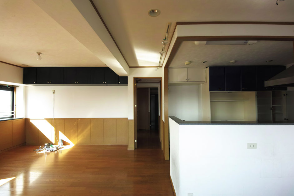 角建築研究室(代表 角大輔 Daisuke Sumi)による福岡市今泉での住戸リノベーション。改修前のLDK。
