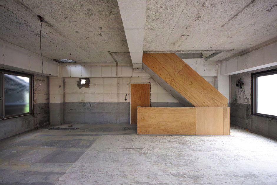 角建築研究室(代表 角大輔 Daisuke Sumi)による福岡県久留米市の美容室リノベーション。INHERITの解体時写真。