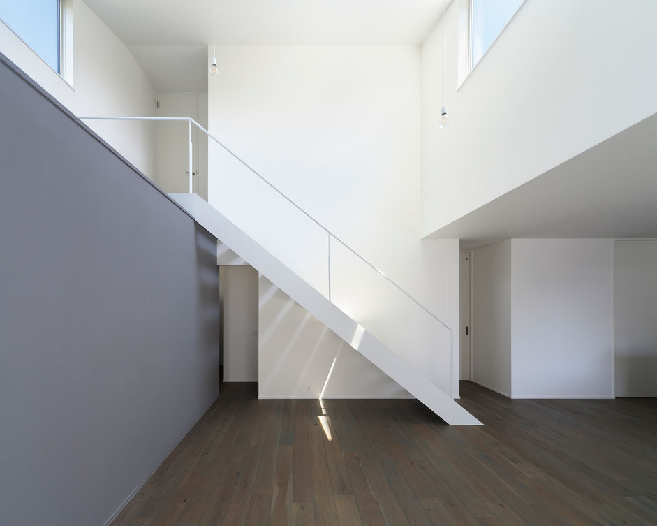 角建築研究室(代表 角大輔 Daisuke Sumi)による佐賀県佐賀市での新築戸建て住宅。階段を利用し2階の子供室に昇る。