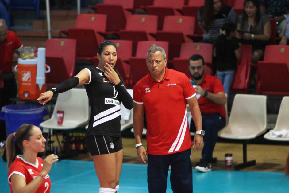 Karina Ocasio candidata a MVP de la temporada LVSF 2019 habla con su dirigente en un momento del partido, anoche fue la bujia principal y ayudó a su equipo a arrancar bien en los Cuartos de Final / foto por Heriberto Rosario Rosa