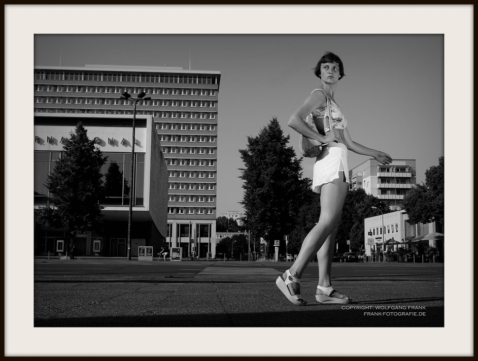 #026 - Near Kino International (2014-06-10) - Fine Art Print auf Shil Masterclass Baryta 290, archivfest, naturweiß, gepuffert, schwarzer Galerierahmen mit Passepartout  