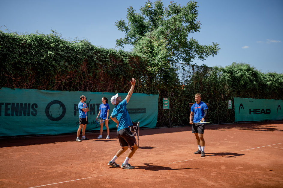 Verbessern Sie spielerisch Ihr Spiel in einer Gruppe mit einem erfahrenen Tennistrainer. Genießen Sie Spaß und Fortschritt einmal wöchentlich in Magdeburg und Helmstedt.