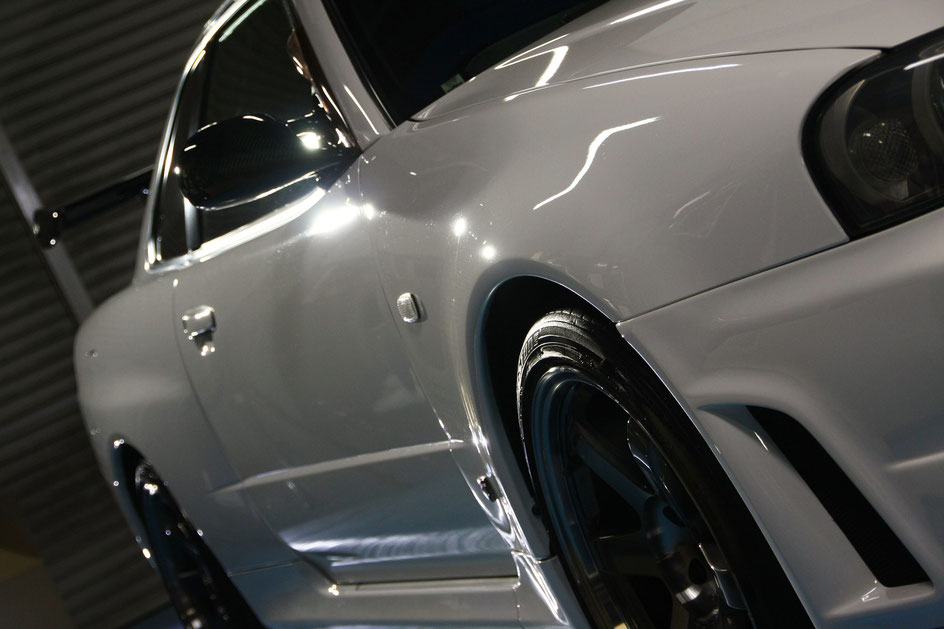 ＢＮＲ３４白の磨き・コーティング完成　フロントフェンダーとドアの光沢が復活 埼玉の車磨き専門店・アートディテール