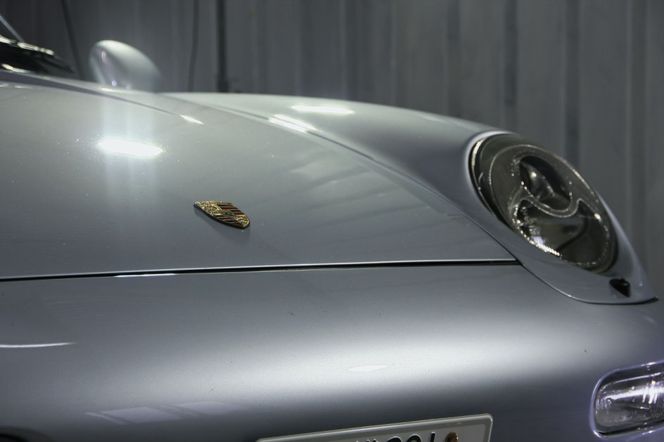 ポルシェ９９３ポーラシルバーのガラスコーティング後のボンネットの艶 空冷９１１の磨き