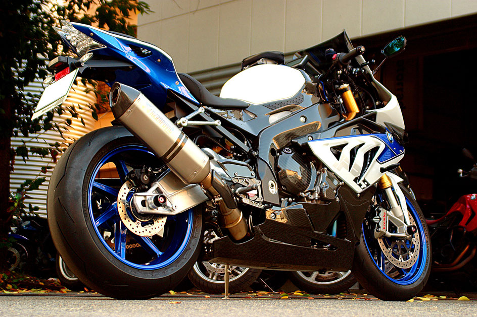 BMW・HP4のコーティング後のサイド面の艶