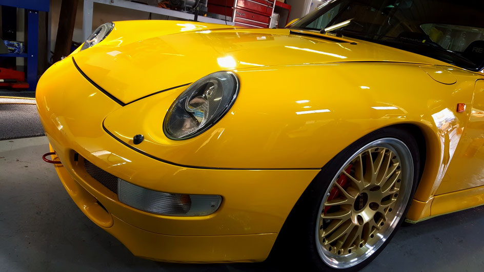 ポルシェ９９３研磨後のフロント周りのスピードイエロー照明の映り込みが美しい 黄色い車の磨き・コーティング施工