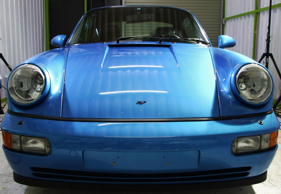ＲＵＦ・Ｃｒｏの磨き後はフロント周りの陰影がくっきりと浮かび上がる ポルシェ９６４カエル顔もコーティングの輝きで凛々しく見える
