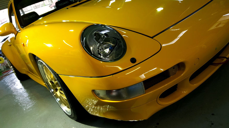 スピードイエローのポルシェ９９３の磨き後 フロントフェンダーの質感向上 埼玉の車磨き専門店・アートディテール