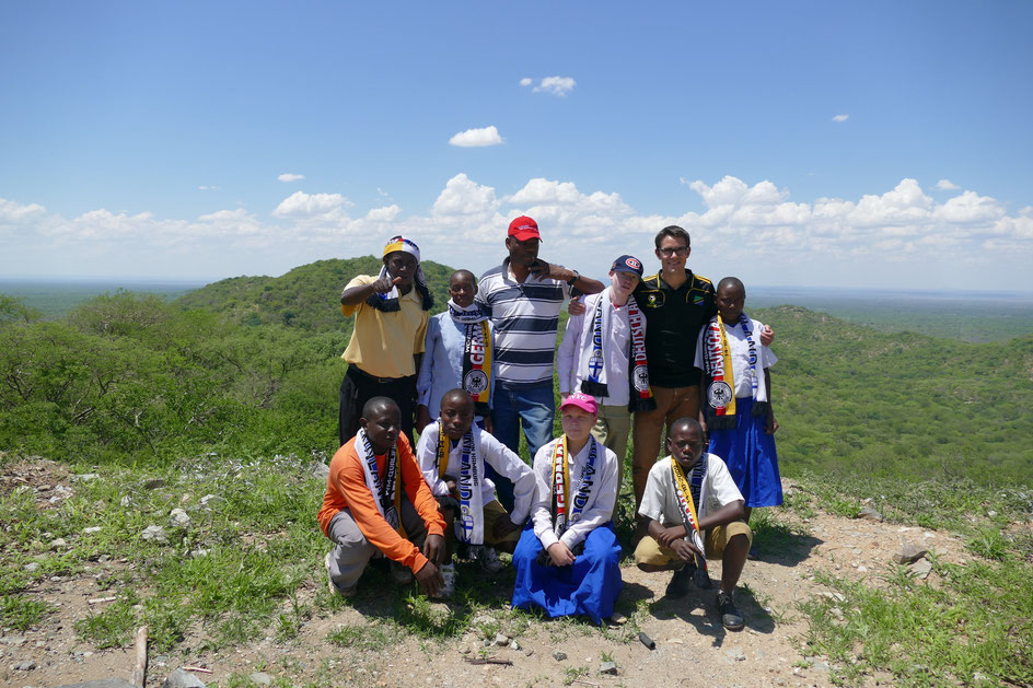 H. R. v. l.: Driver Sam, Euderia, Policeman Winjones, Gerlad, Ich, Edvina; V. R. v. l.: Teacher Emmanuel, Egidius, Happyness, Julius