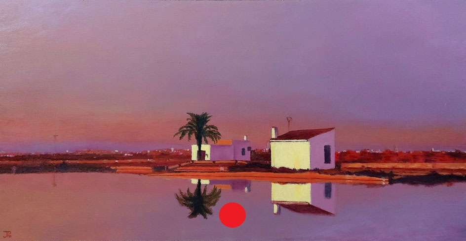 Casas blancas y palmera reflejadas en el agua durante un atardecer violeta en la Albufera.