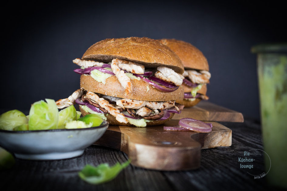 Puten-Burger mit Rosenkohlpesto