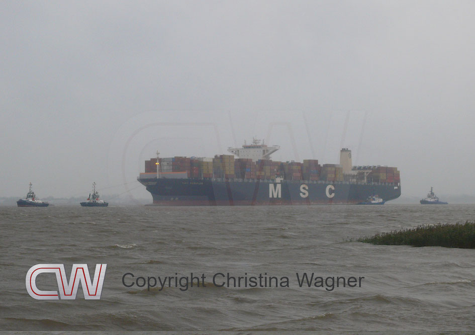 MSC REGULUS wird nach HAVARIE bei Glückstadt nach Hamburg geschleppt.