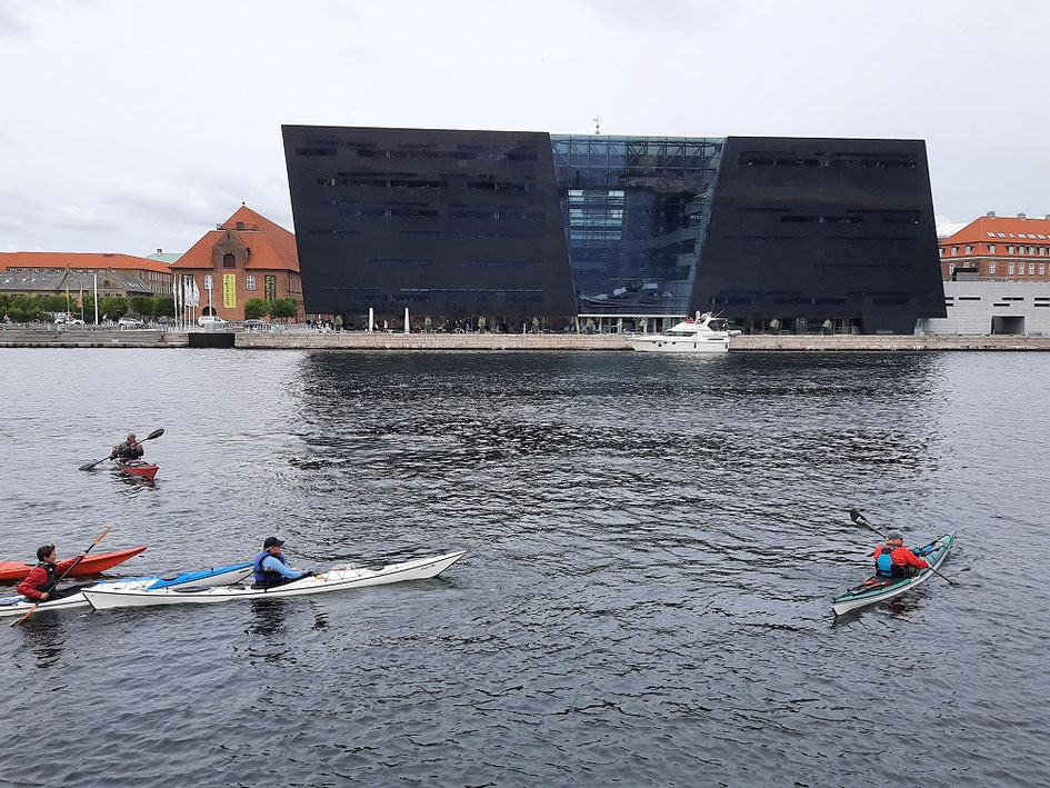 Den Sorte Diamant avec une façade en granit noir
