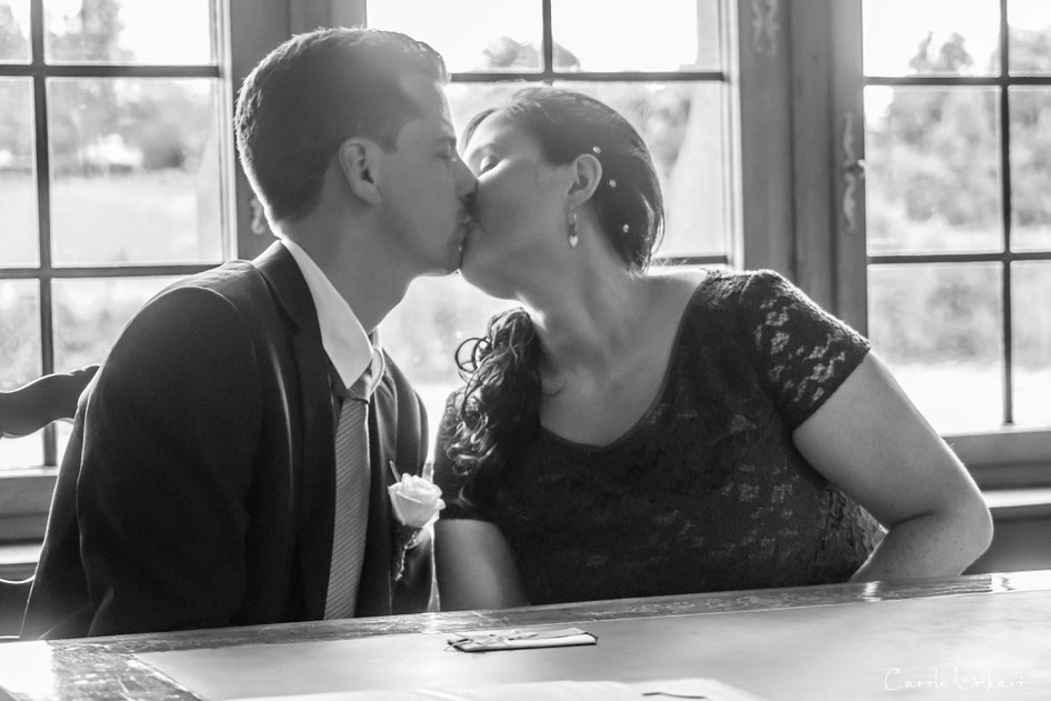 Hochzeitspaar küssend, Hochzeitsfotografie, Hochzeitsfotograf, Rheinfelden Standesamt