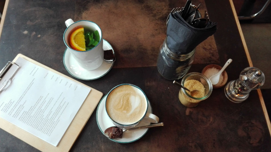 Minztee und Cappuccino Laura's Deli Düsseldorf
