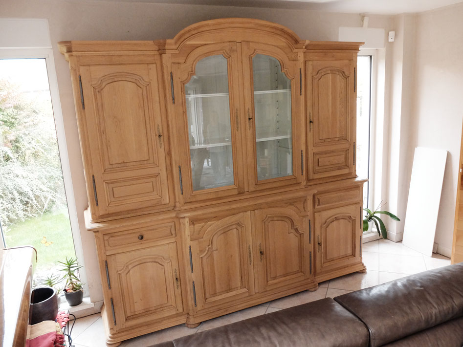 Vaisselier en chêne massif, l'extérieur a été décapé puis vernis. L'intérieur a été laqué afin de rendre plus lumineux les décorations.