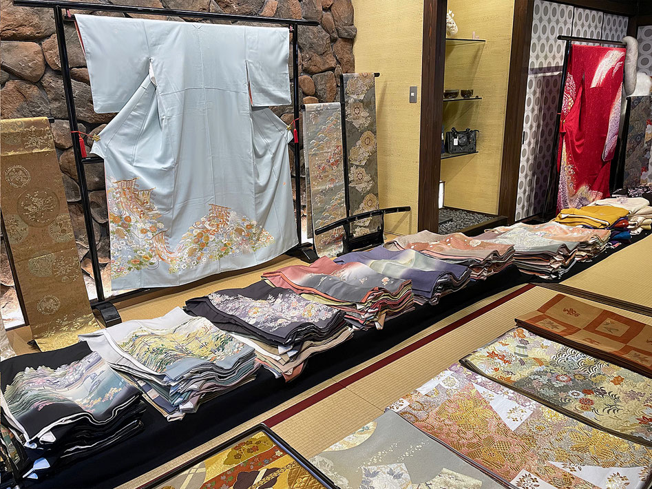 着物や帯は リサイクル品とは思えない新品同様の しかも高品質の特選品ばかりを 厳選して集めました