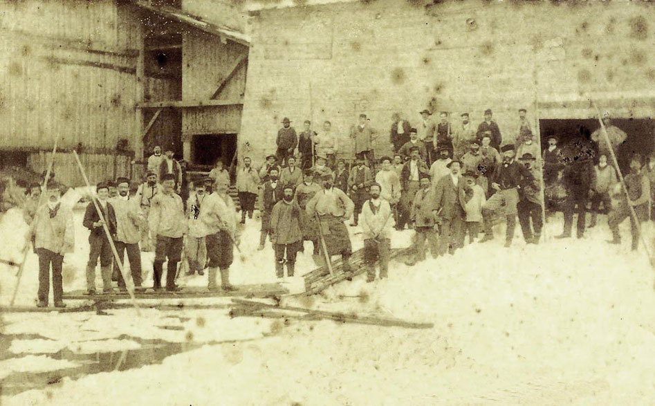 Récolte de la glace aux Glacières du Pont en 1881 - 1882. L’essentiel du travail se fait encore de manière artisanale. Le nombre des employés est impressionnant